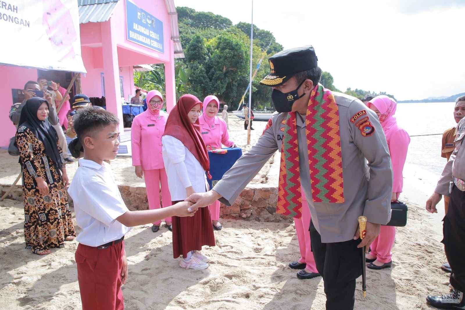 Hari Bhayangkara Ke-76 Polda NTB Bangun Sekolah dan Resmikan Masjid Serta Sumur Bor di Teluk Gok