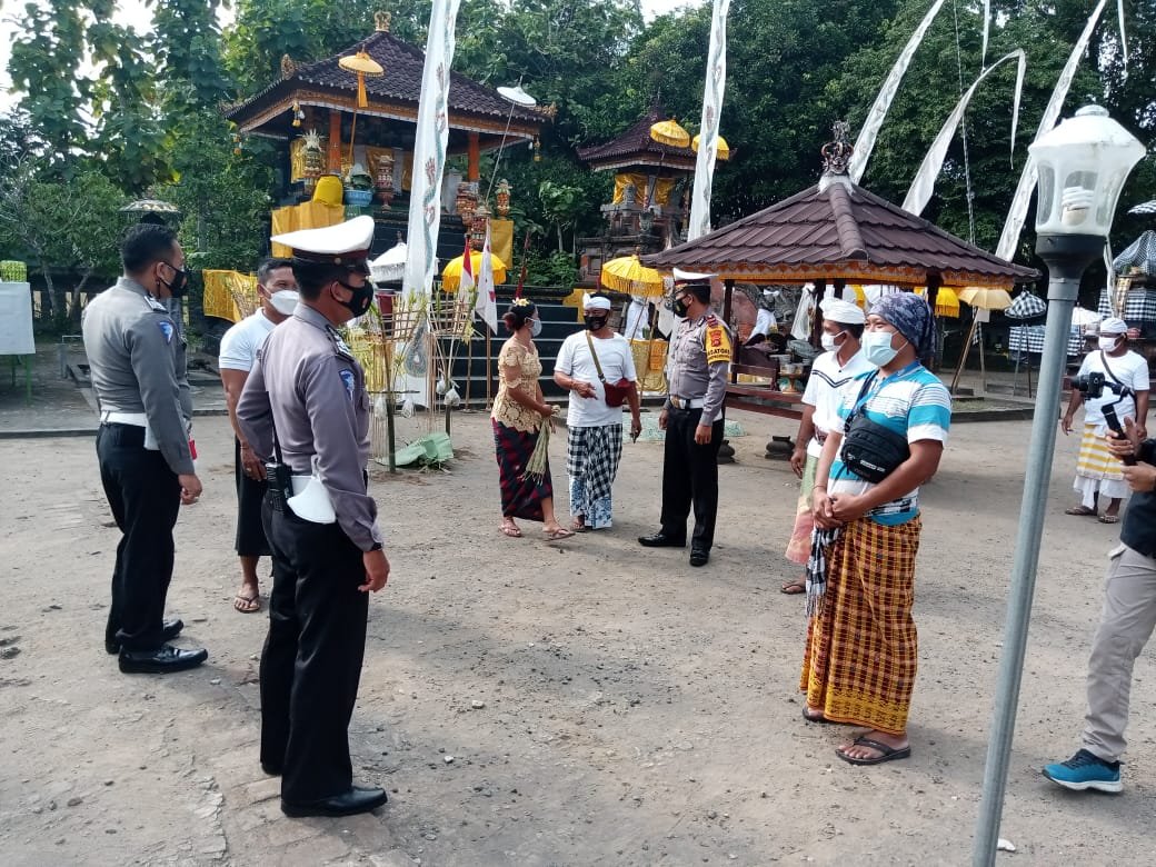 Hari Bhayangkara ke 76, Sat Lantas Polres Lobar Gotong Royong Bersihkan Masjid dan Pura
