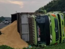 Dit Lantas Polda Banten Evakuasi Dump Truck Terguling di Ruas Jalur Tol Merak-Tangerang