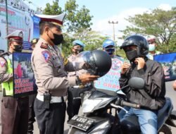Helm Gratis di Lombok Barat, Terjaring Pengendara Tertib dan Disiplin
