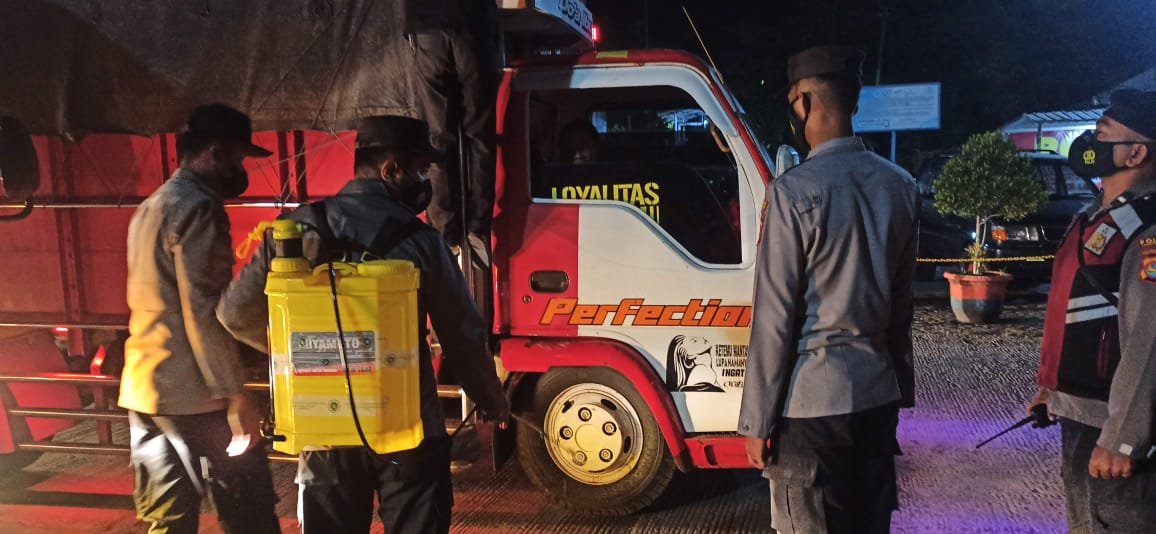 Penanganan PMK, Satgas Ops Aman Nusa II Rinjani 2022 Polres Lobar Masifkan Penyemprotan Disinfektan