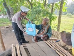 Bansos On The Road Satlantas Polres Lombok Barat, Sasar Warga yang Membutuhkan