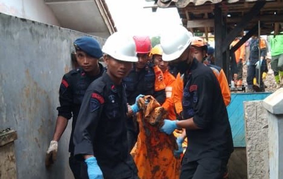 Tim gabungan K9 Polri, Basarnas, dan TNI berhasil mengevakuasi korban hilang yang tertimbun tanah usai gempa Cianjur