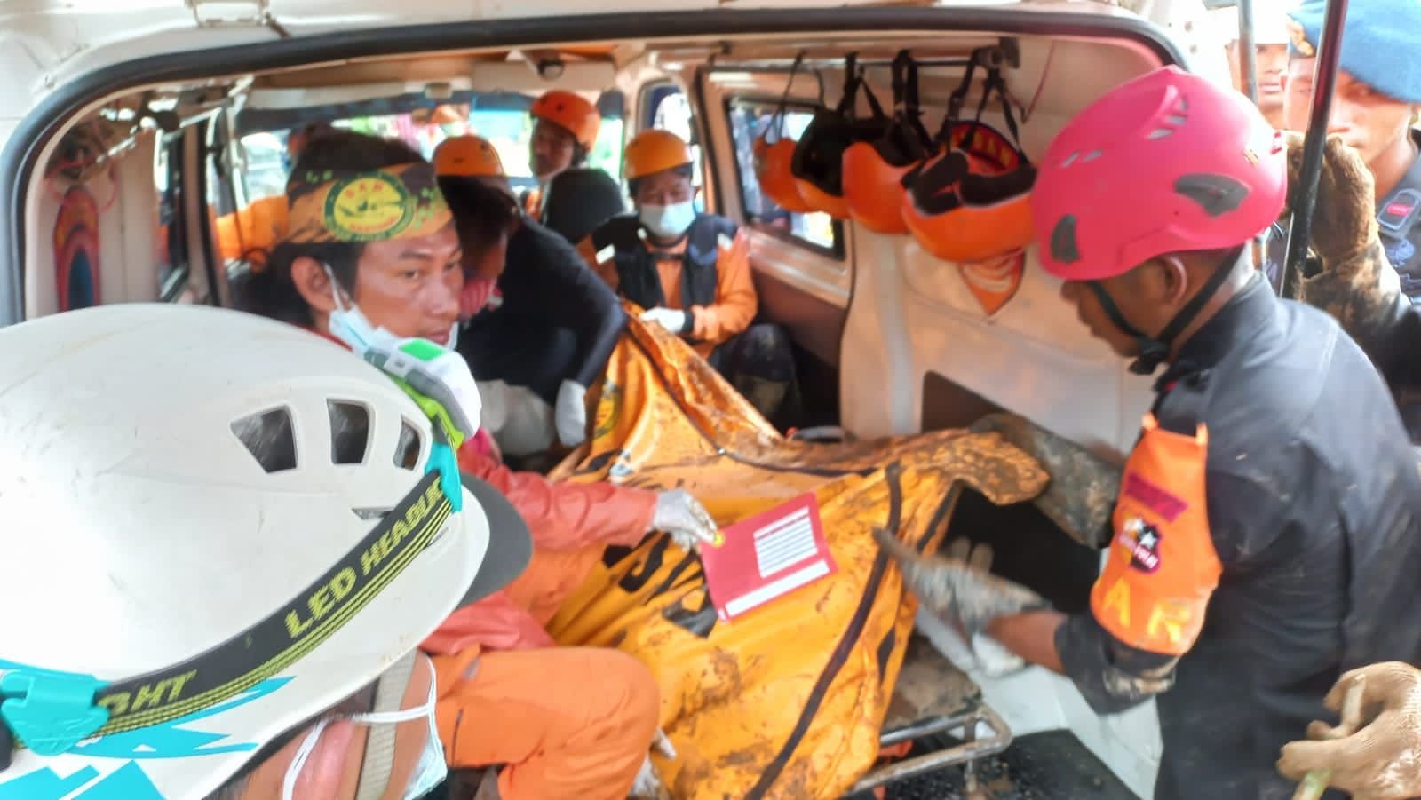 Tim Penyelamat Gabungan Berjibaku Evakuasi Korban Hilang Gempa Cianjur