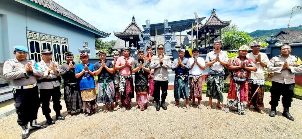 Kapolsek Sekotong Laksanakan Jumat Curhat di Desa Pelangan, Bahas Situasi Terkini