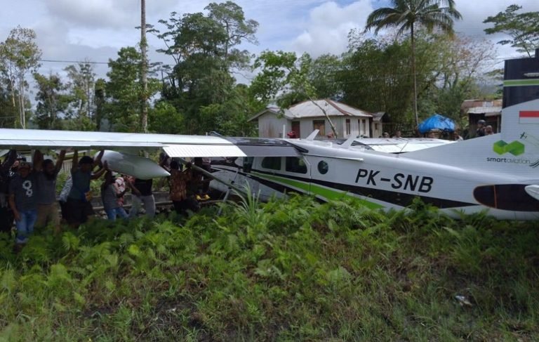 Pesawat Smart Cakrawala Aviation Tergelincir di Bandara Kenyam