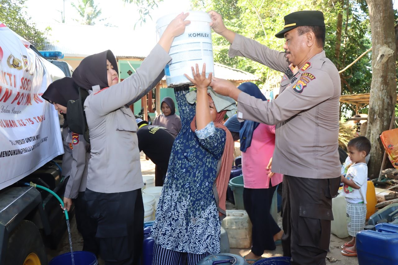 Polres Lombok Barat Salurkan Air Bersih dan Sembako untuk Warga Lansia