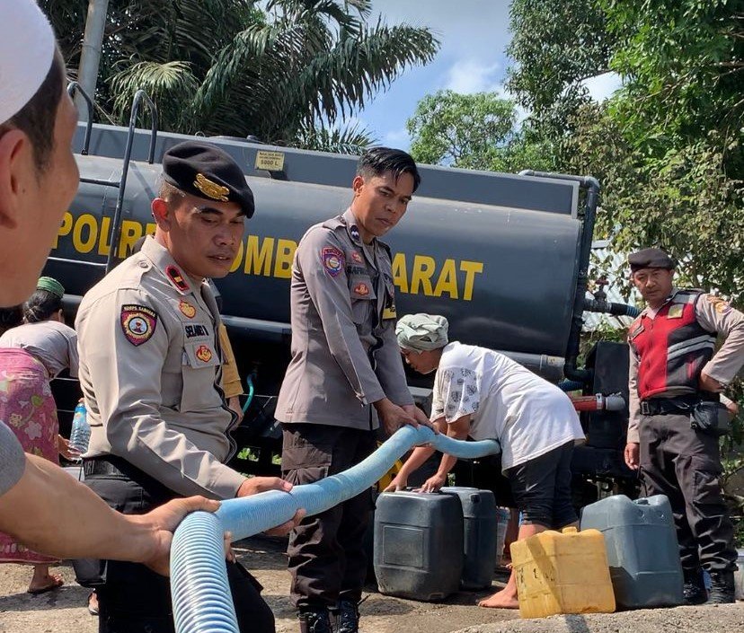 Warga Batulayar Terima Bantuan Air Bersih dari Polres Lombok Barat