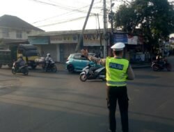 Polri Berikan Pelayanan Pengaturan Lalu Lintas Pagi di Simpang 3 Montong