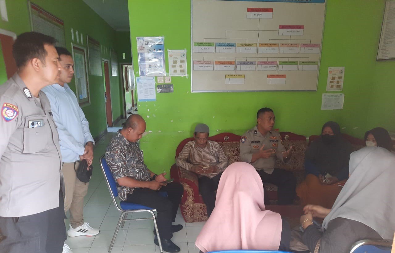 Polsek Labuapi Lakukan Patroli Dialogis di Kantor Desa Karang Bongkot Labuapi, Lombok Barat