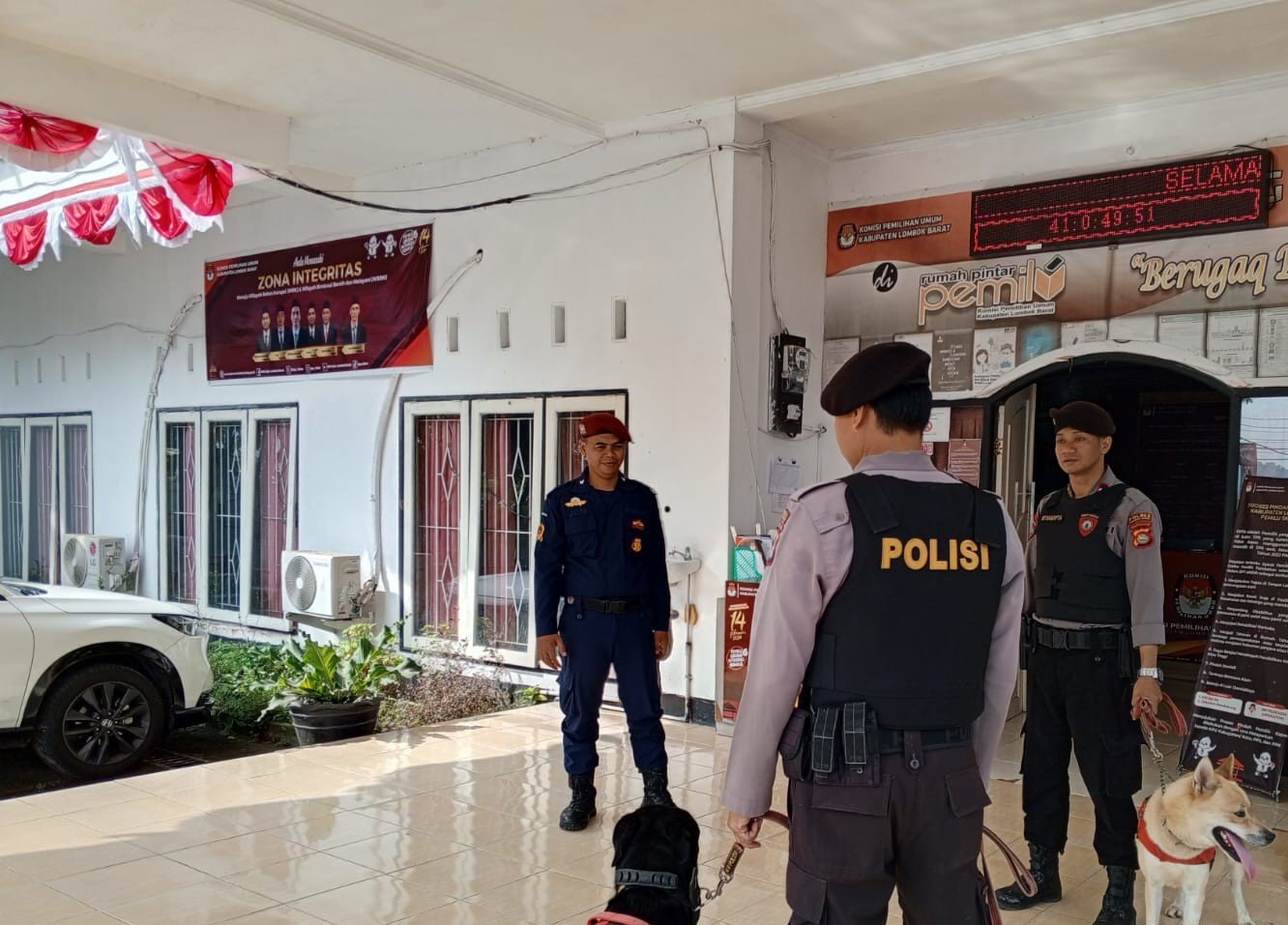 Polisi Patroli dan Sterilisasi Kantor KPU Lombok Barat Jelang Pemilu 2024, Cegah Ancaman Keamanan