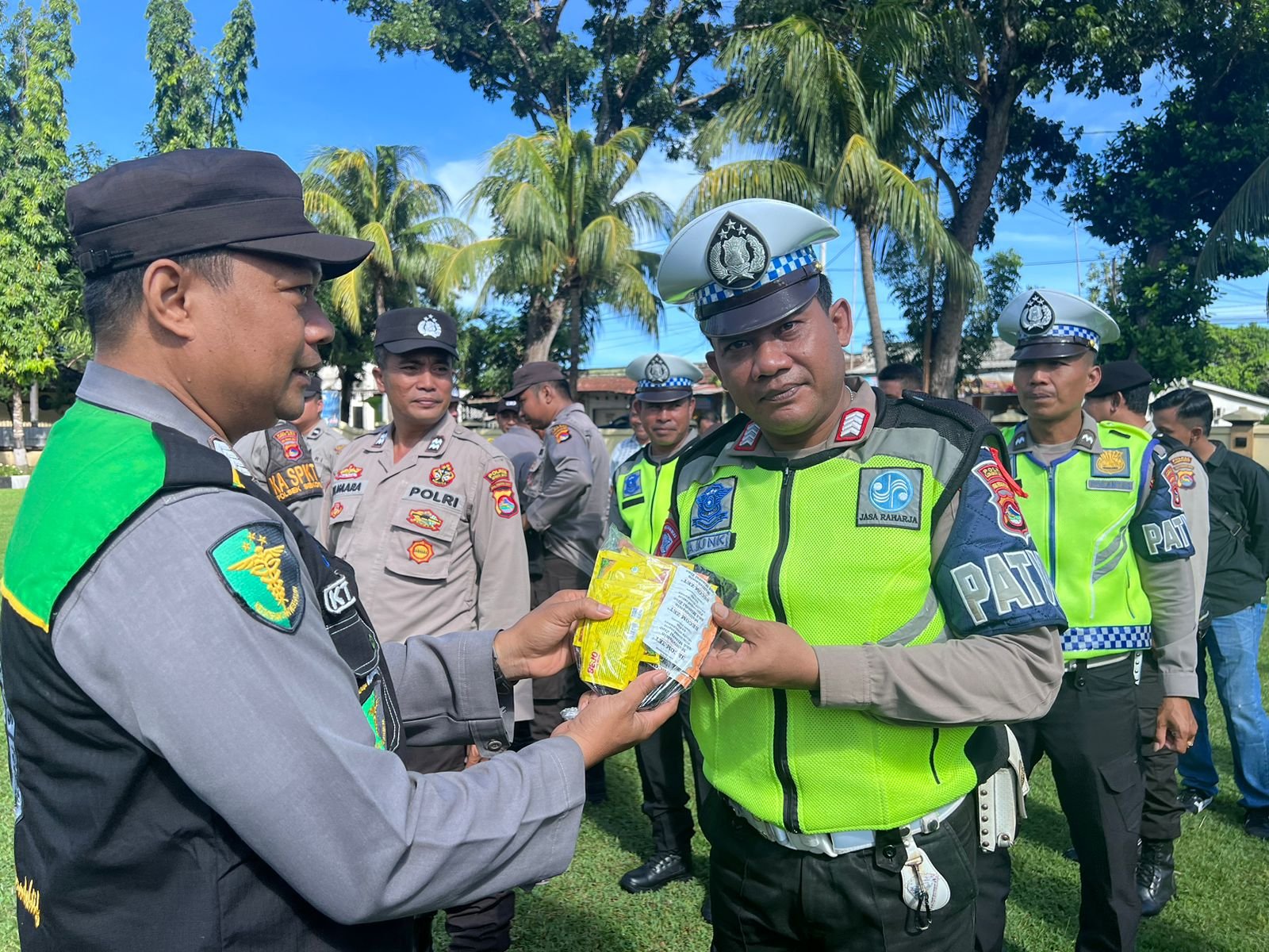 Polres Lombok Barat Bagikan Bekkses ke Personel Pengamanan Operasi Mantap Brata Rinjani