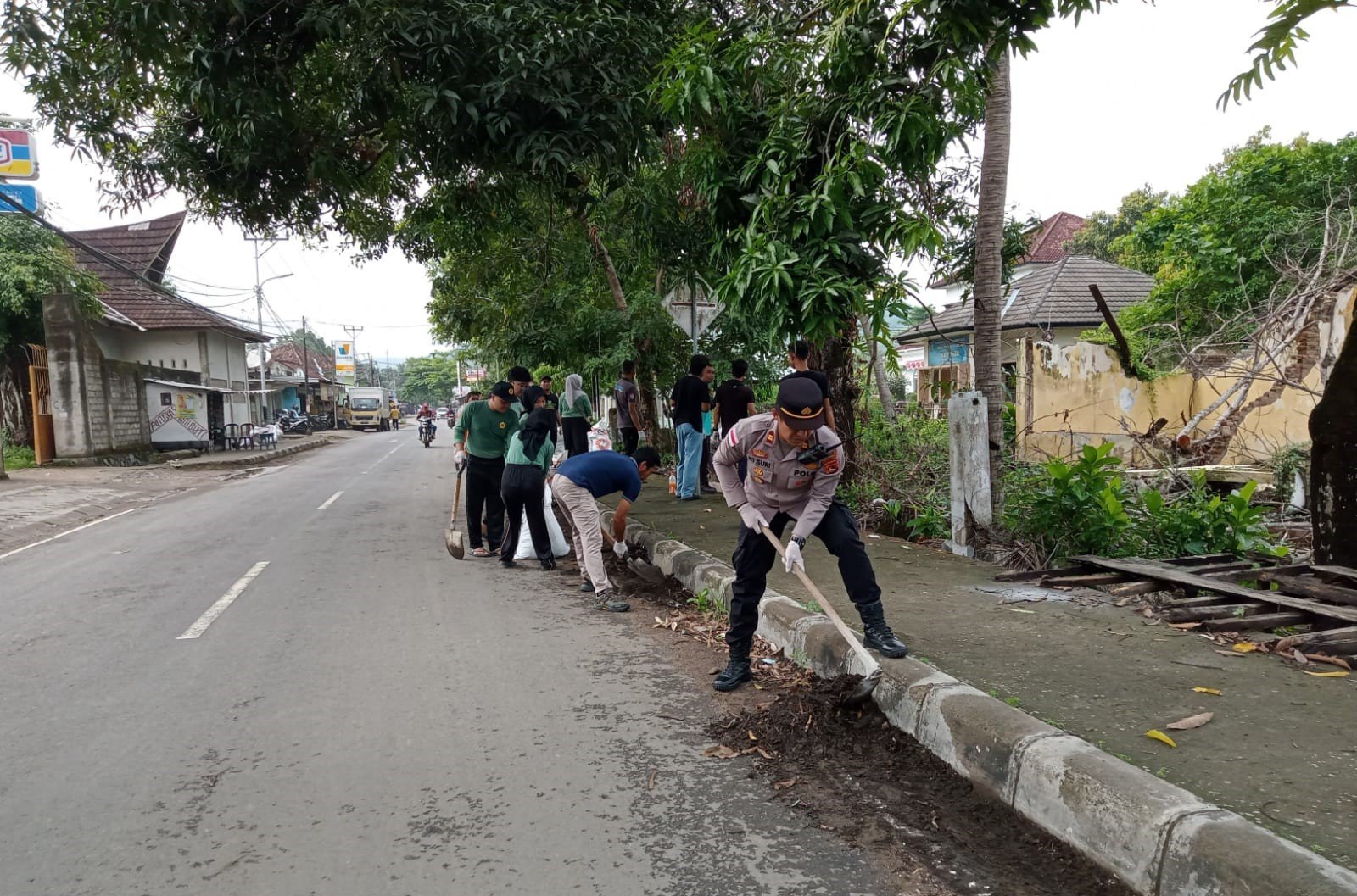 TNI-Polri, Mahasiswa KKN UNRAM, dan Warga Sekotong Bersatu Bersihkan Lingkungan