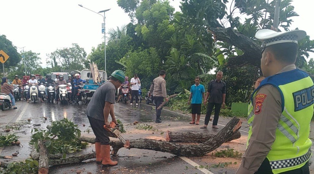 Kecamatan Kediri Diterjang Hujan Deras dan Angin Kencang