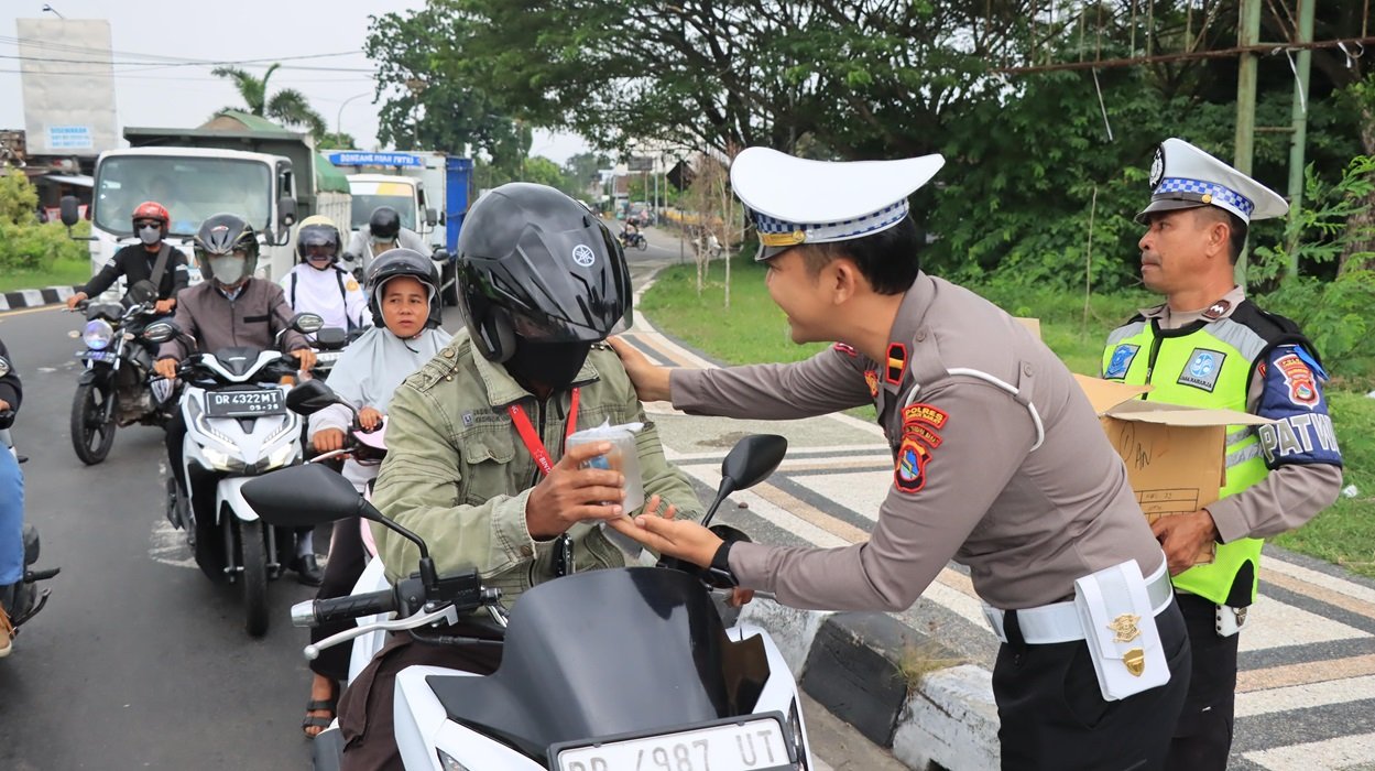 Kepolisian Lombok Barat Berbagi Takjil