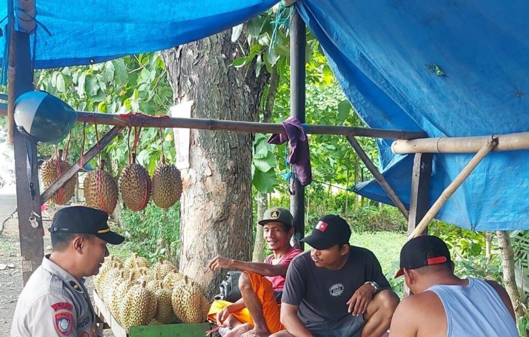 Sat Binmas Polres Lombok Barat Gelar Binluh dan Sosialisasi Kamtibmas di Lapak Buah Simpang Lima Gerung