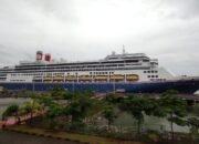 Lombok Barat Diserbu Turis! Kapal Pesiar Raksasa MV Borealis Sandar di Pelabuhan Gilimas