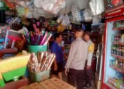 Kapolsubsektor Raba dan Anggota Piket Lakukan Razia Petasan di Pasar Raba