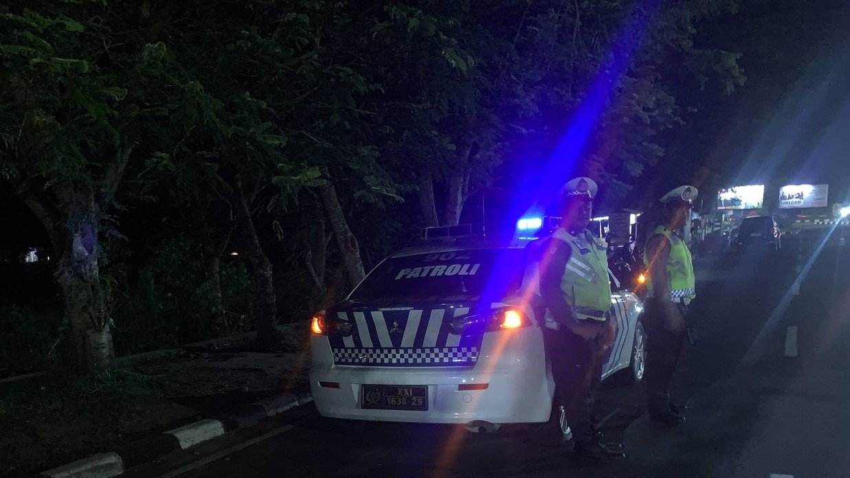 Patroli Malam Sat Lantas Polres Lombok Barat Ciptakan Kamseltibcar Lantas yang Kondusif