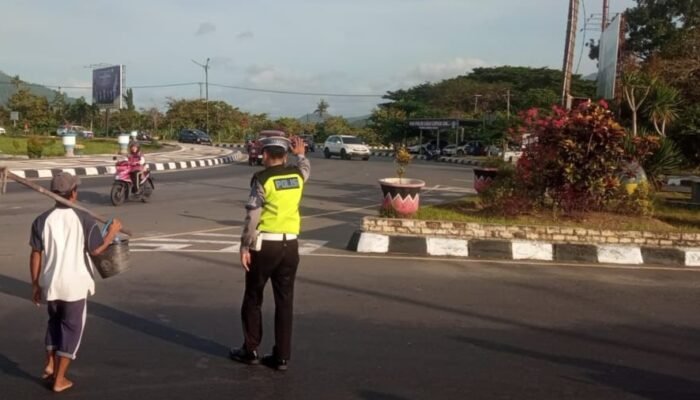 Satlantas Polres Lombok Barat Jaga Kamtibmas Jelang Sholat Maghrib di Masjid Jamiq Yahya Mendagi