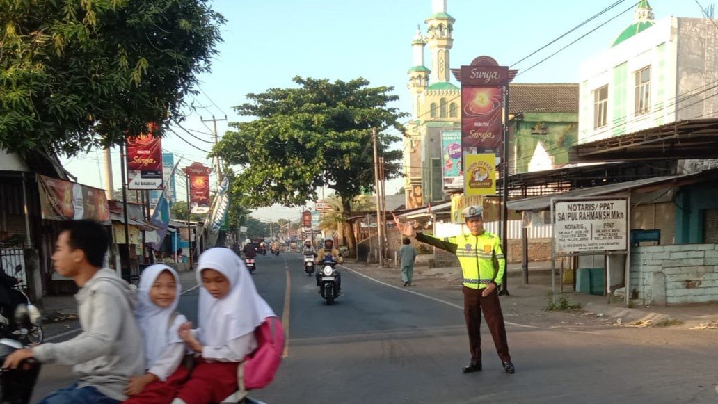 Polsek Batulayar Jaga Kelancaran Lalu Lintas di Senggigi saat Giat Rawan Pagi