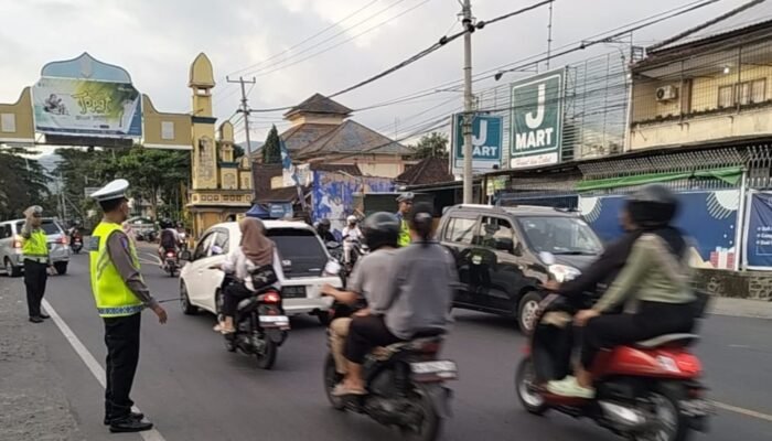 Senggigi Anti Macet: Polisi Kawal Lalu Lintas di Simpang 3 Montong
