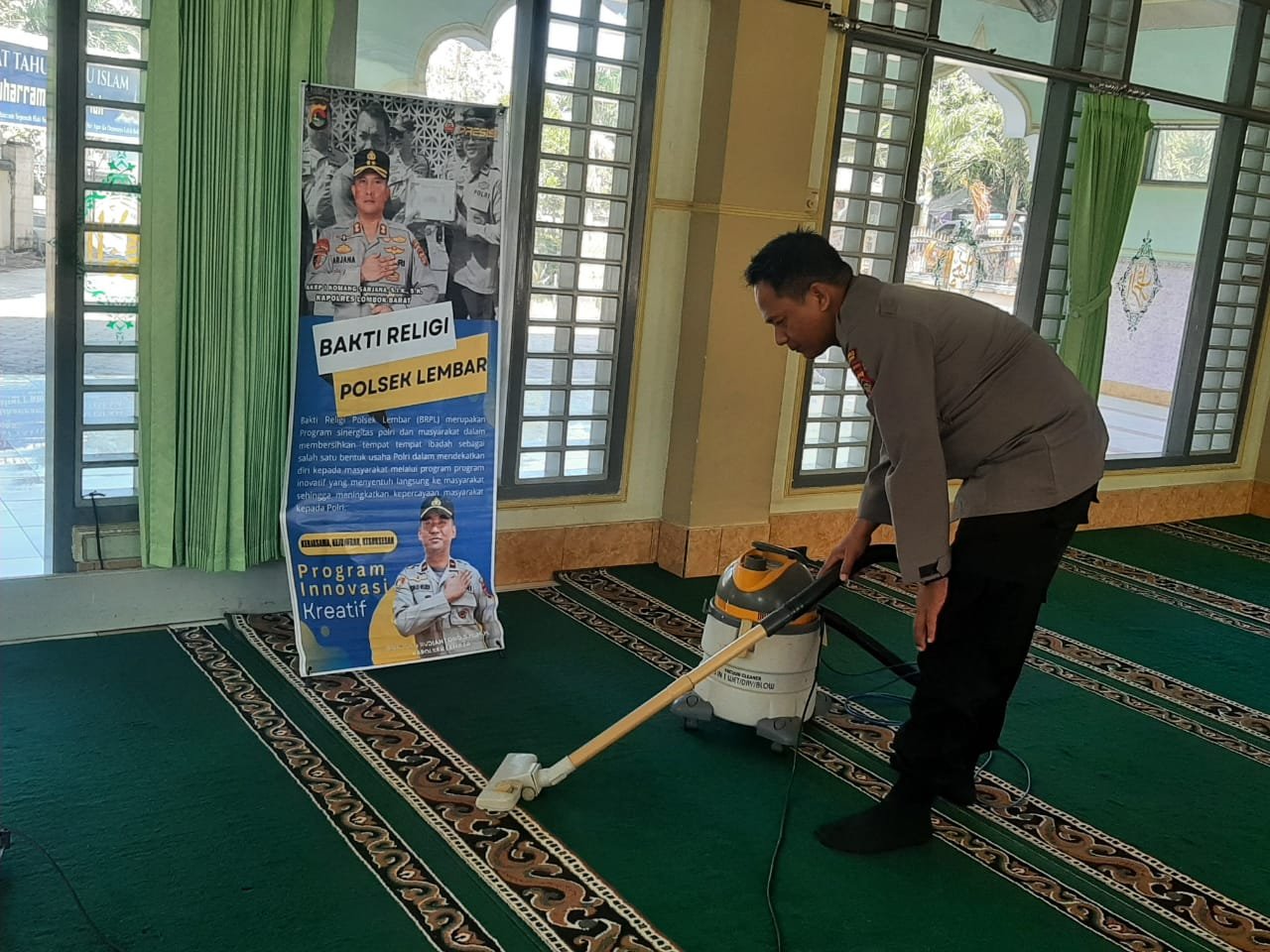 Bakti Religi Polsek Lembar Sukses, Masjid Bersih Warga Senang