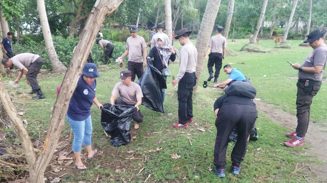 Aksi Nyata, Polsek Batulayar Berbagi dan Bersihkan Dusun Kongok