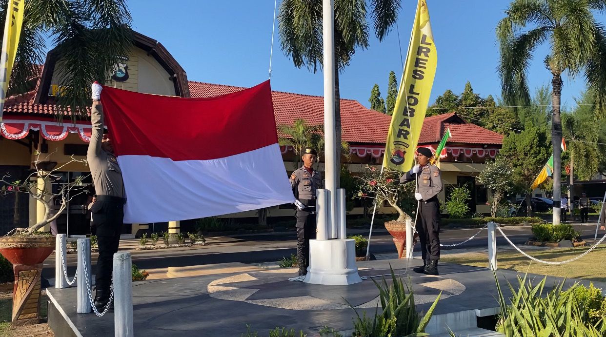 Bendera Merah Putih Berkibar Gagah di Polres Lombok Barat, Inspirasi Negeri!