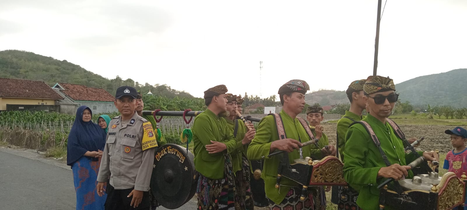 Gendang Beleq Menggema, Polisi Kawal Nyongkolan di Gerung