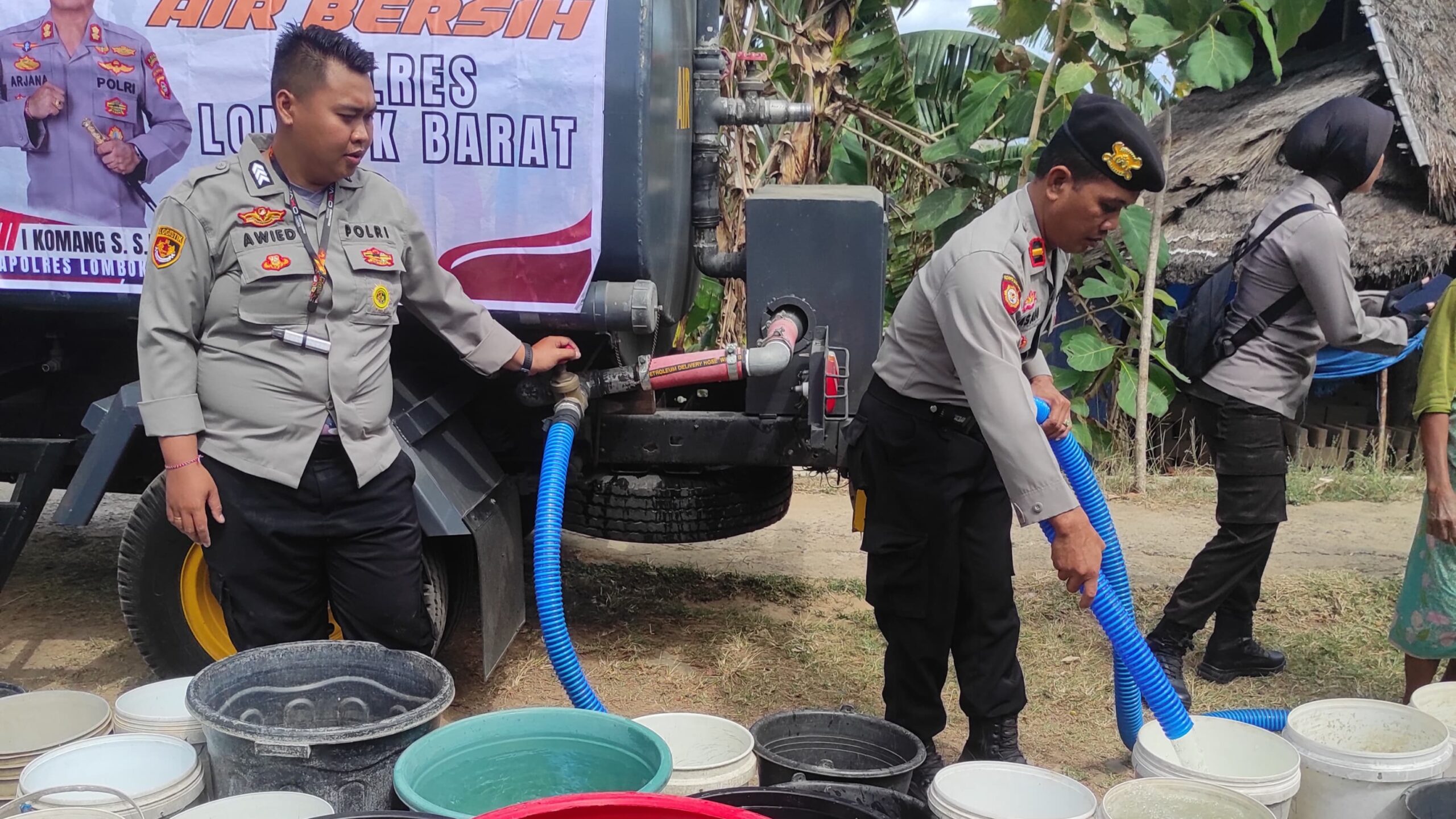 Musim Kemarau Melanda, Polres Lombok Barat Sigap Bantu Air Bersih