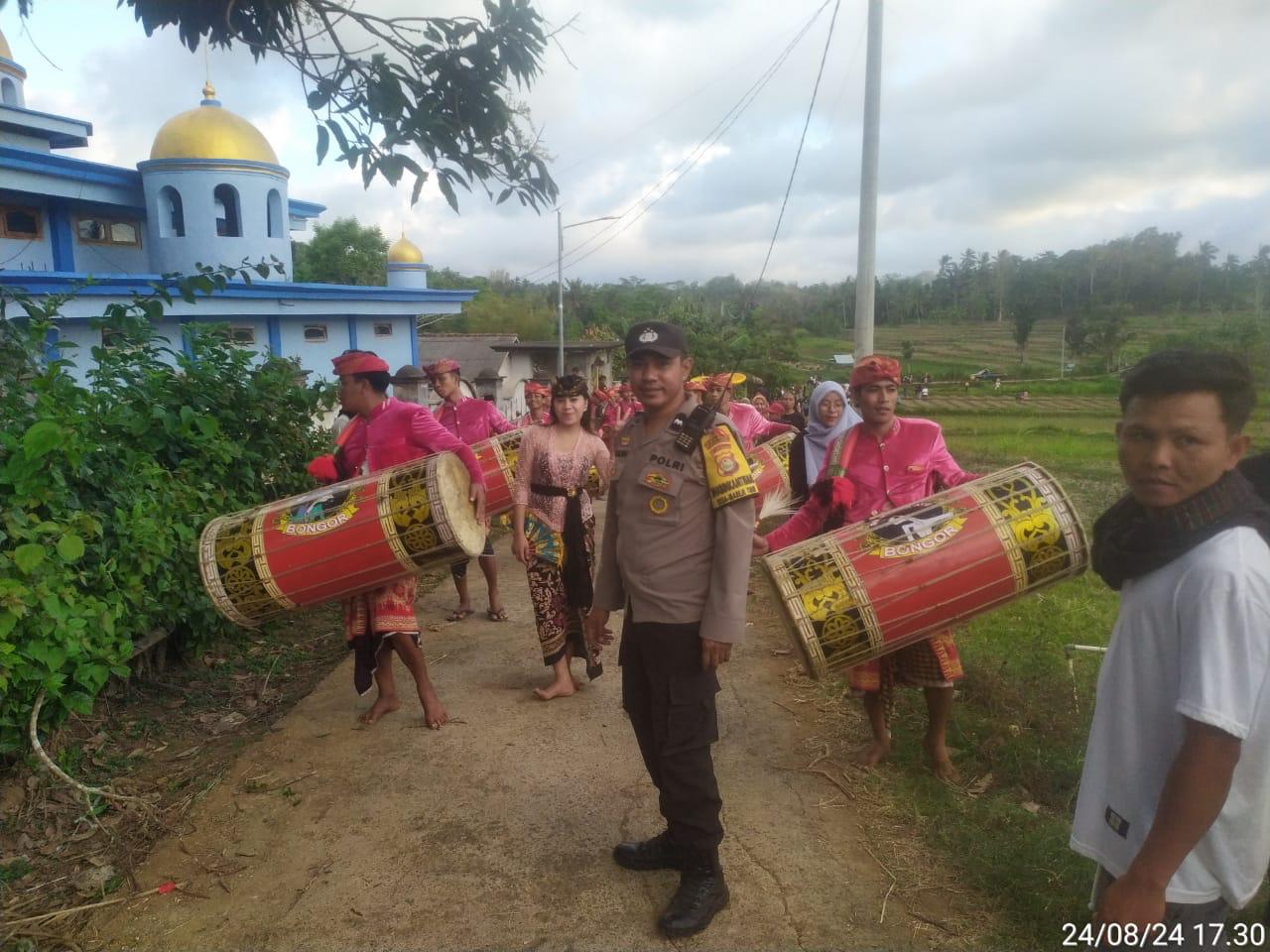 Nyongkolan di Lembar Polsek Kawal Keamanan Pesta Adat Sasak