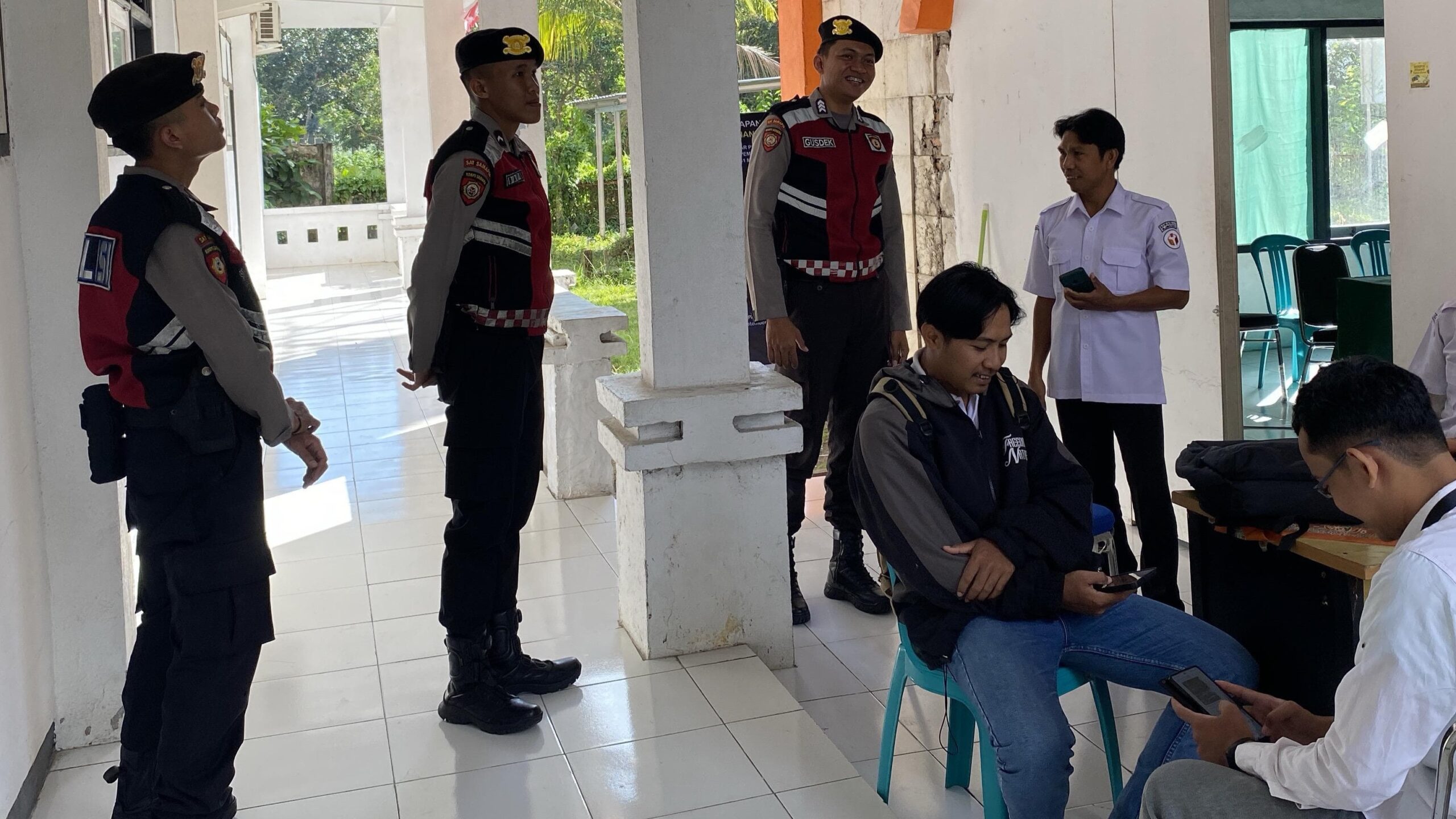 Patroli Subsatgas Samapta di Kantor Bawaslu Lombok Barat