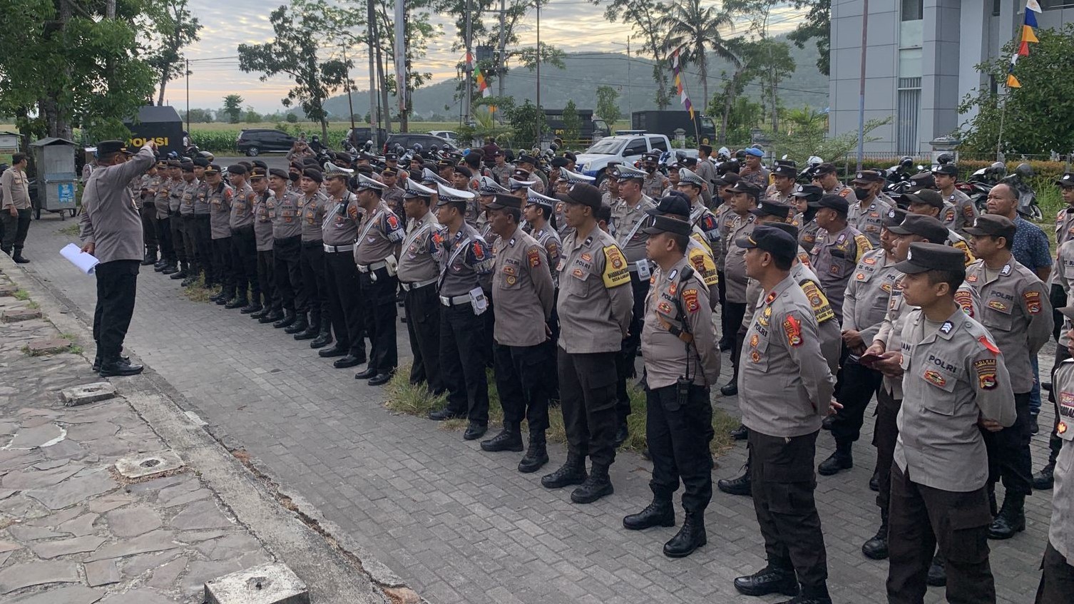 Pengamanan Ketat Polres Lombok Barat Sambut Pendaftaran Calon Bupati