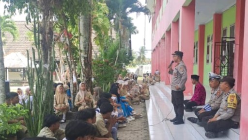 Polisi Ajak Siswa SMAN 1 Sekotong Jaga Pilkada Damai