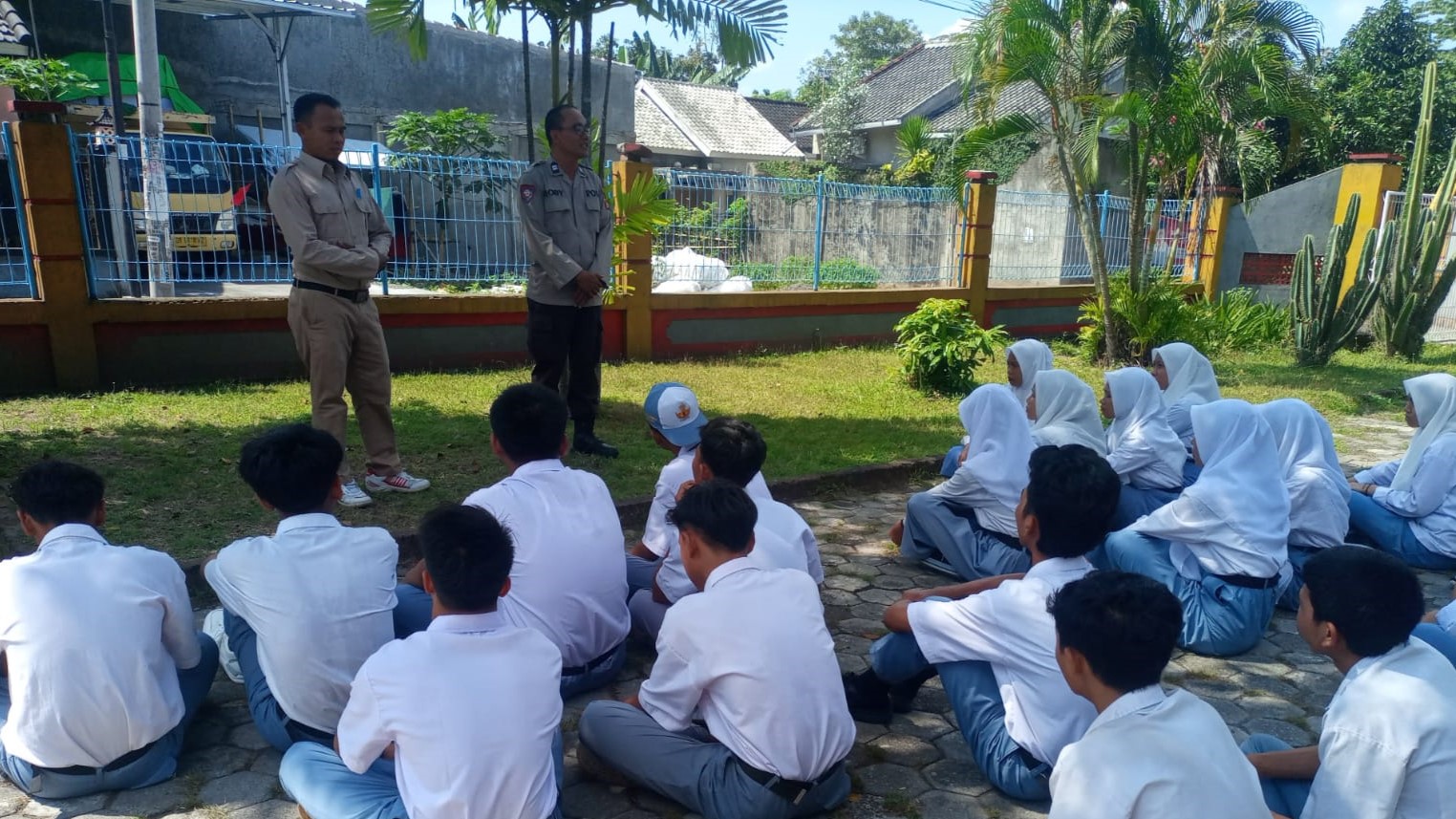 Polisi Lombok Barat Edukasi Siswa Agar Tak Terjebak Hoax Jelang Pilkada