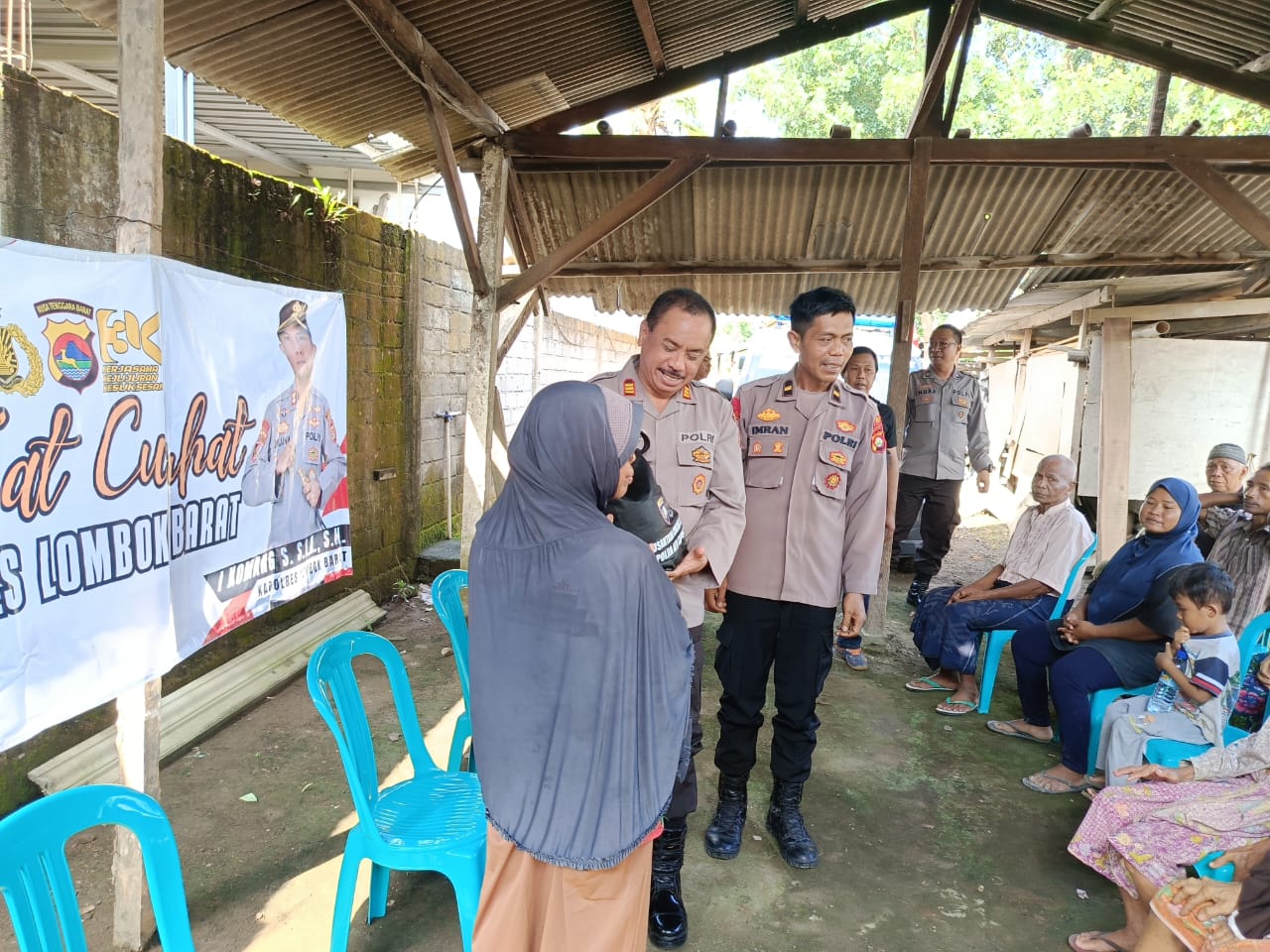 Polisi dan Warga Lombok Barat Jalin Keakraban di Jumat Curhat di Kuripan