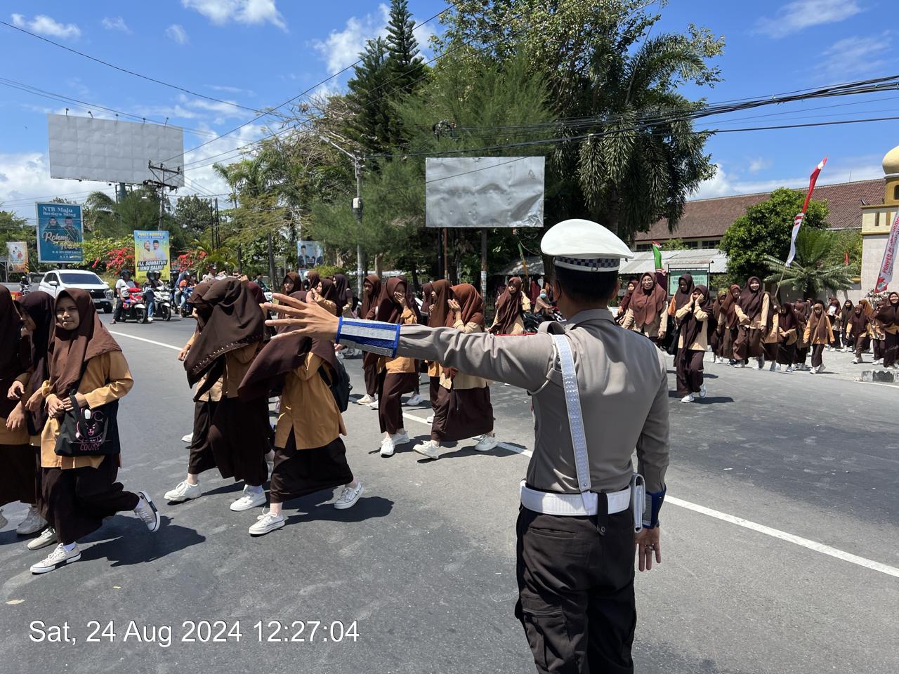 Polsek Kediri Jaga Lalu Lintas di Depan Ponpes, Utamakan Keselamatan Siswa