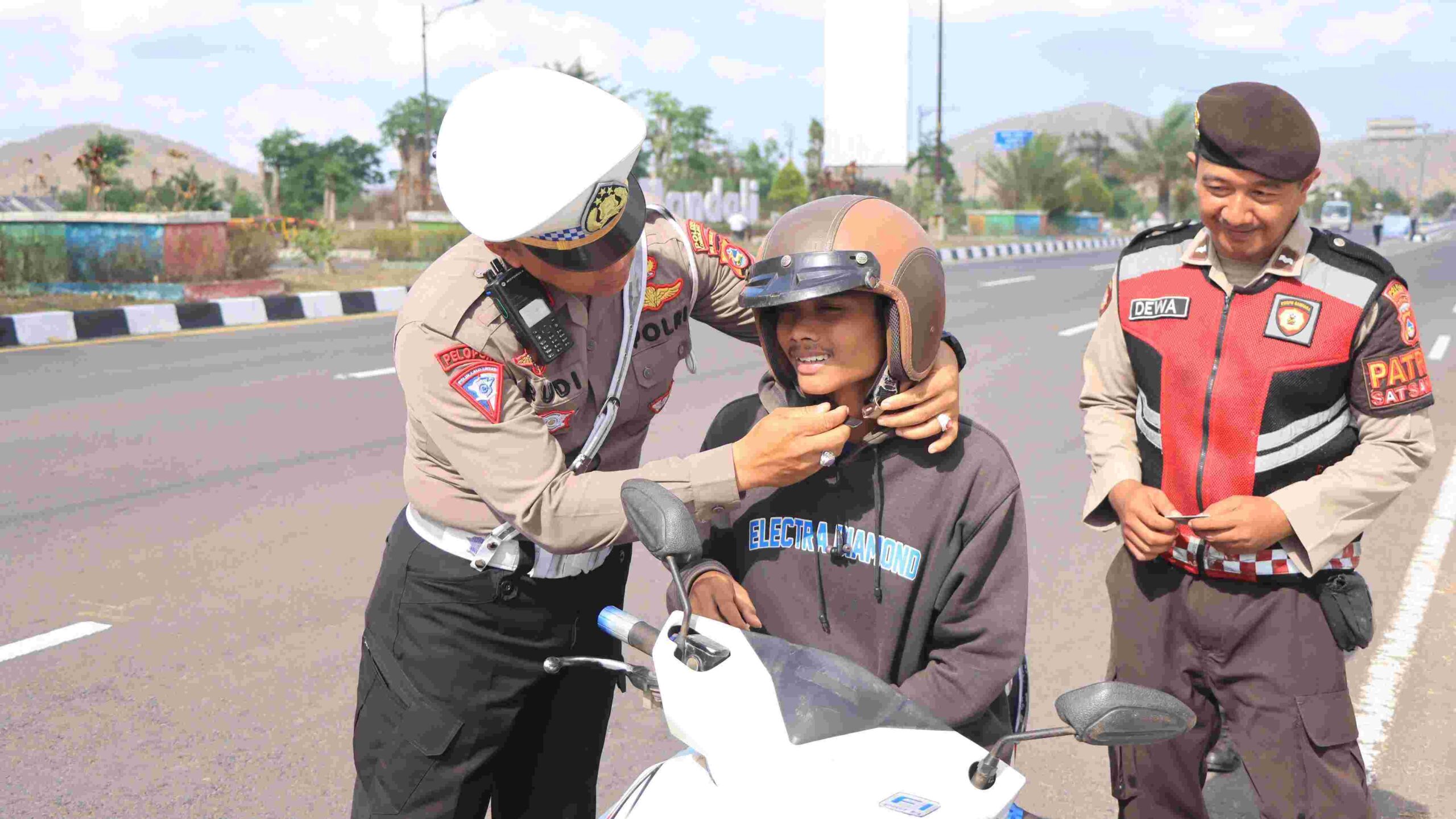 Polres Lombok Barat Gelar Operasi Zebra Rinjani 2024 Edukasi dan Penindakan untuk Keamanan Lalu Lintas