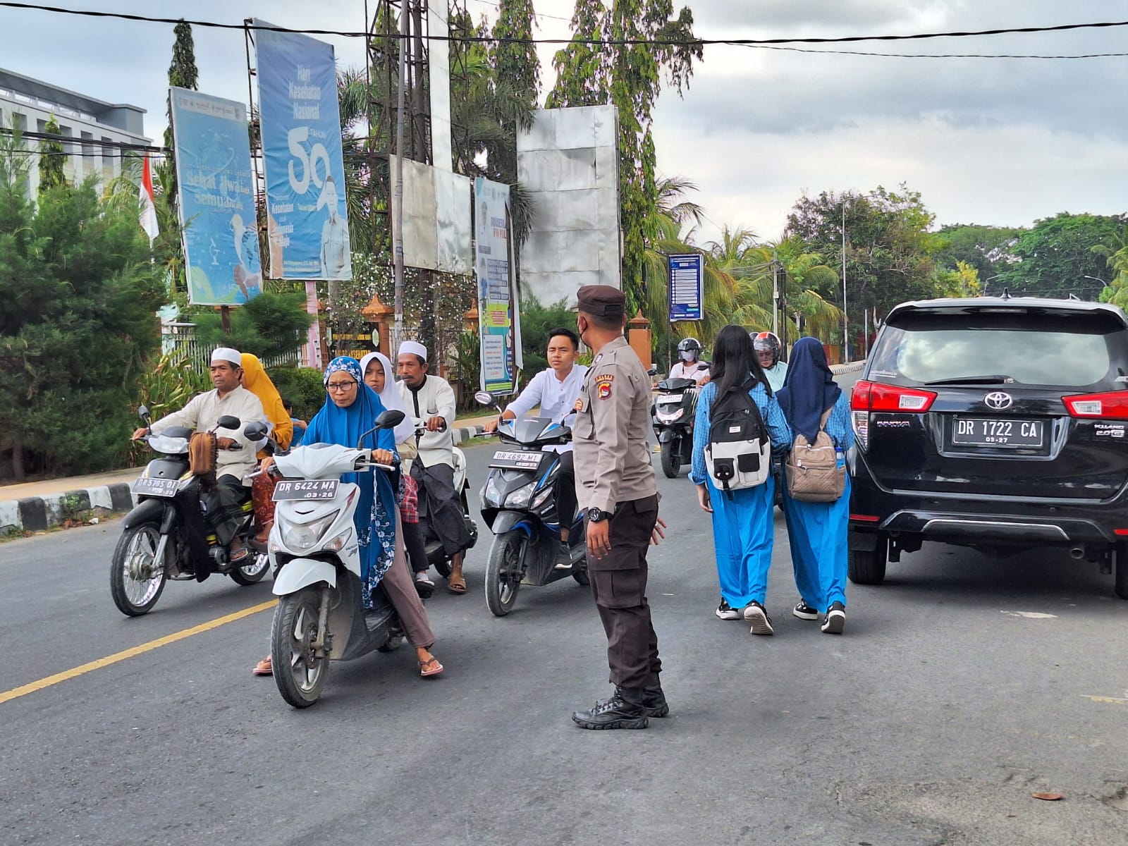 Polsek Gerung Atasi Kemacetan di Depan Sekolah, Pastikan Keamanan Siswa