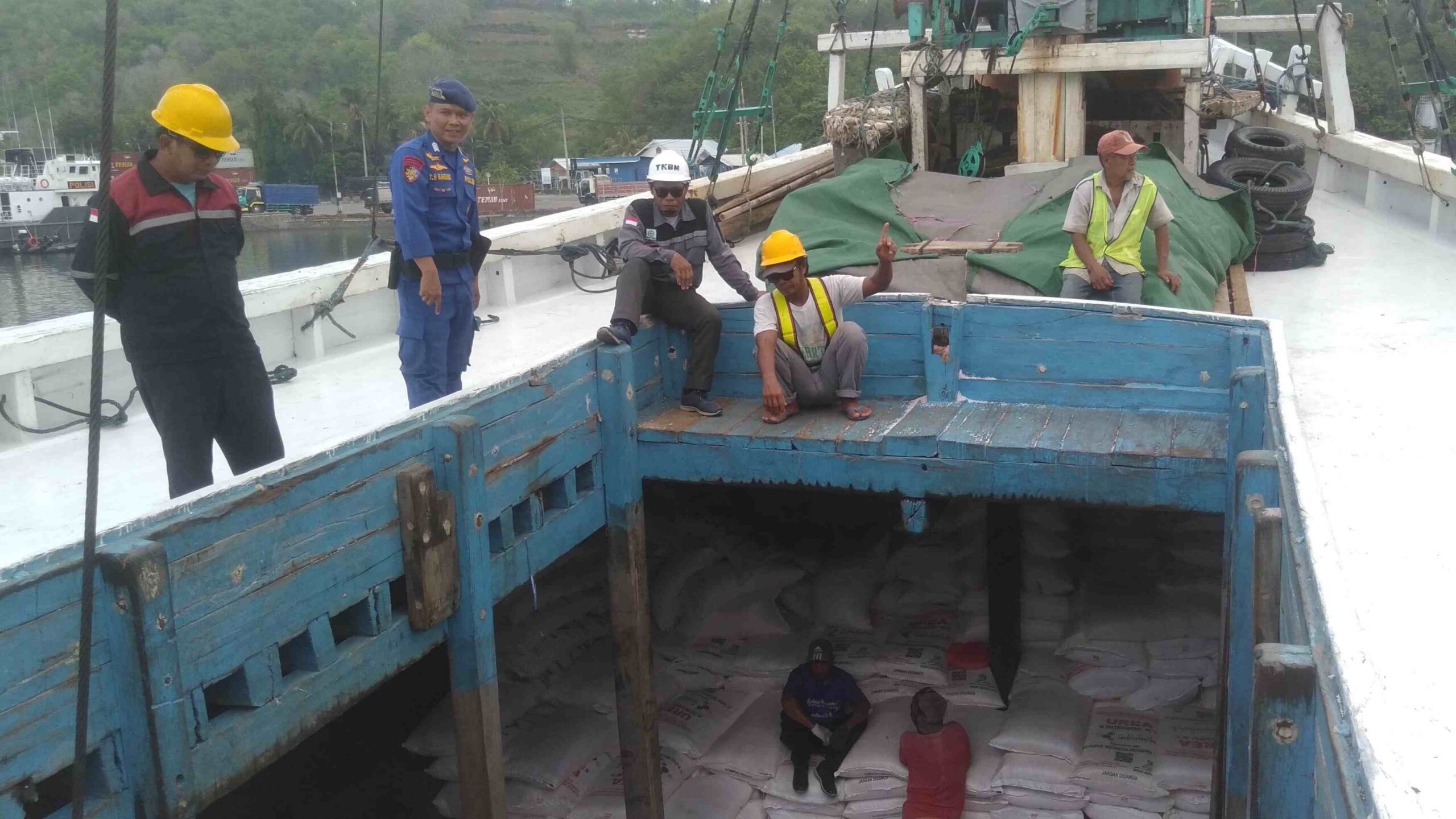 Polairud Lombok Barat Jaga Keamanan Pelabuhan Lembar dengan Patroli Rutin