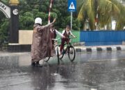 Polsek Gerung Jaga Keamanan Lalu Lintas di Tengah Hujan