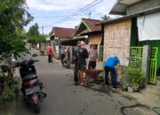 Jumat Bersih, Bhabinkamtibmas Desa Seteluk Tengah Gotong Royong Bersama Masyarakat