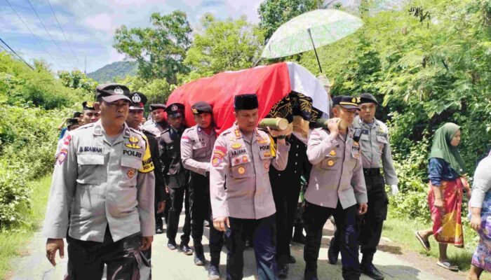 Isak Tangis Iringi Pemakaman Bripda Faozan di Lombok Barat