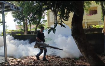 Cegah DBD, Polres Lombok Barat Proaktif Lakukan Fogging di Lingkungan Polsek