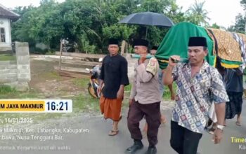 Personel Polsek Labangka Bantu Prosesi Pemakaman Warga Desa Jaya Makmur