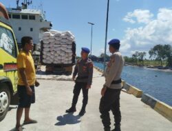 Satuan polairud polres dompu gelar pam pelabuhan di calabai, awasi bongkar muat jagung