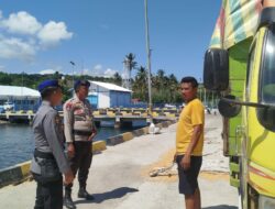 Satuan polairud polres dompu gelar pam pelabuhan di calabai, awasi bongkar muat jagung