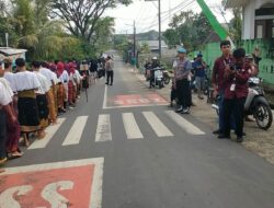 Polsek Pringgarata Amankan Karnaval Kemerdekaan HUT RI ke-80 SMK Qamarul Huda