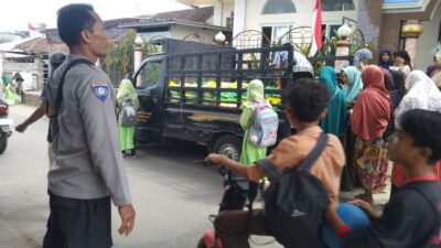Polsek Batulayar Salurkan 2 Ton Beras Murah, Warga Antusias Sambut